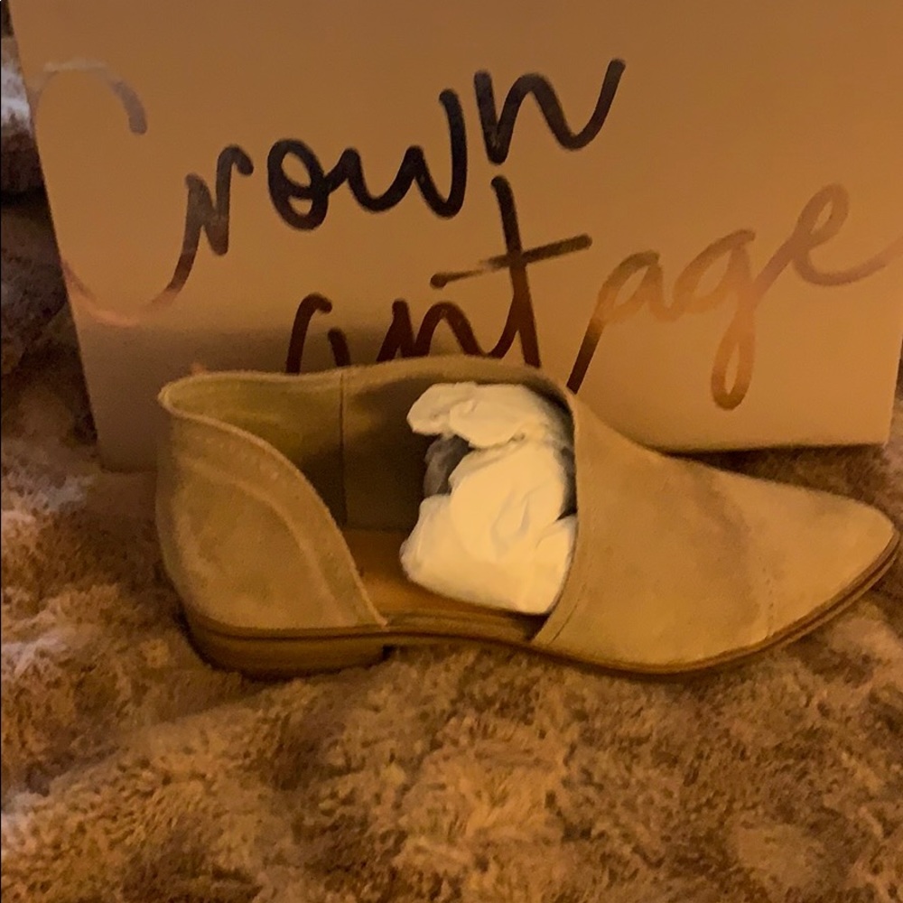Crown Vintage Tan Shay Flats, women’s size 8,